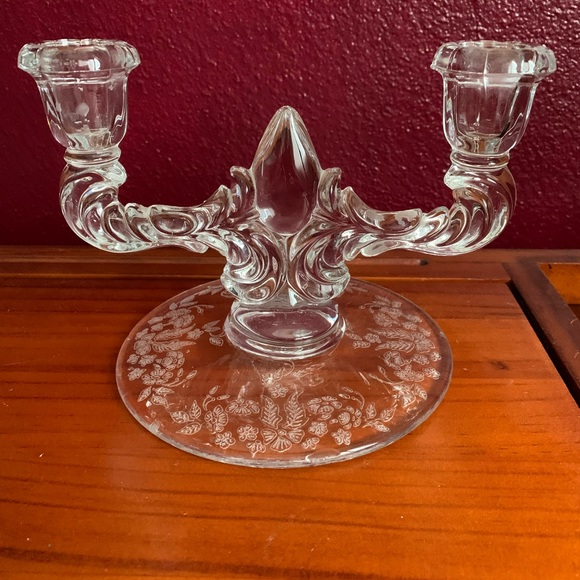 New Martinsville Glass Teardrop Double Candle Holder Meadow Wreath Etched Base - Picture 3 of 5